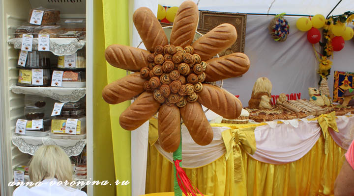 Свенская ярмарка: ромашка из батонов. Фотограф: Анна Воронина